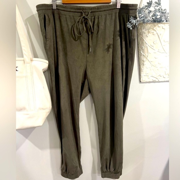 3/$25 CHAPTER ONE 2X Camo green suede style pant - Picture 1 of 7